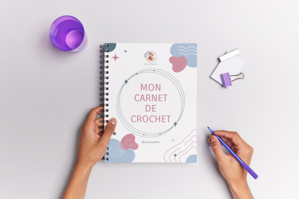 Mon Carnet de Crochet par Estelle Chapelle : organisateur PDF de 60 pages pour suivre ses projets, stocks de laine et matériel de crochet. Design pastel et poétique pour passionnées de DIY.