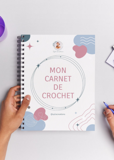 Mon Carnet de Crochet par Estelle Chapelle : organisateur PDF de 60 pages pour suivre ses projets, stocks de laine et matériel de crochet. Design pastel et poétique pour passionnées de DIY.