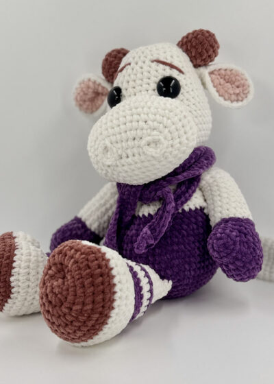 Amigurumi vache Violette fait main en fil Toucan fine - Sylïa Créations